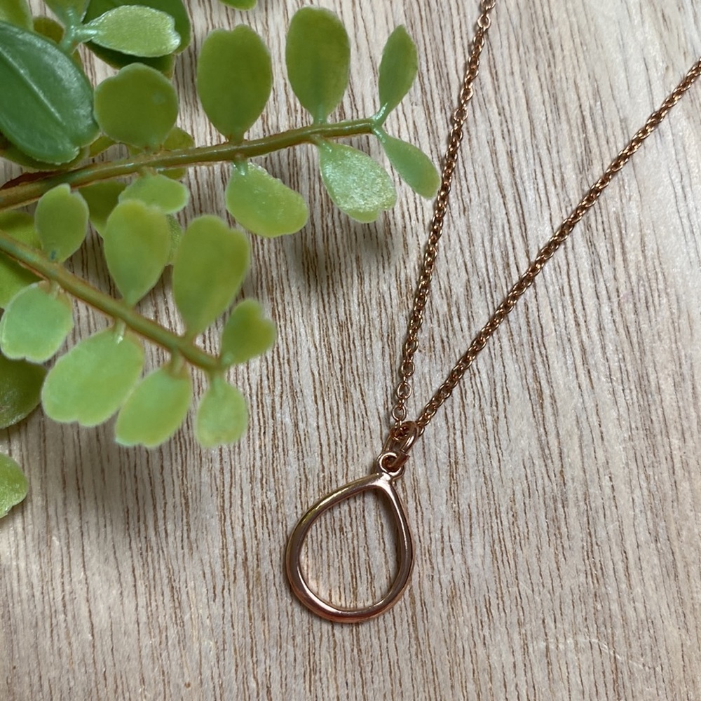 Boutique Teardrop Pendant Necklace 💗 Rose Gold